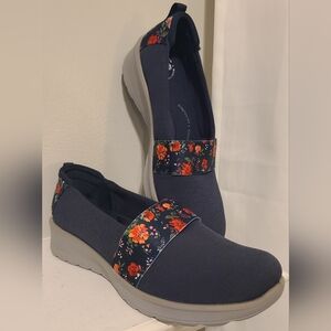 Bzees Gracie Women's Slip-on Shoes in Navy Floral Womens Size 9.5